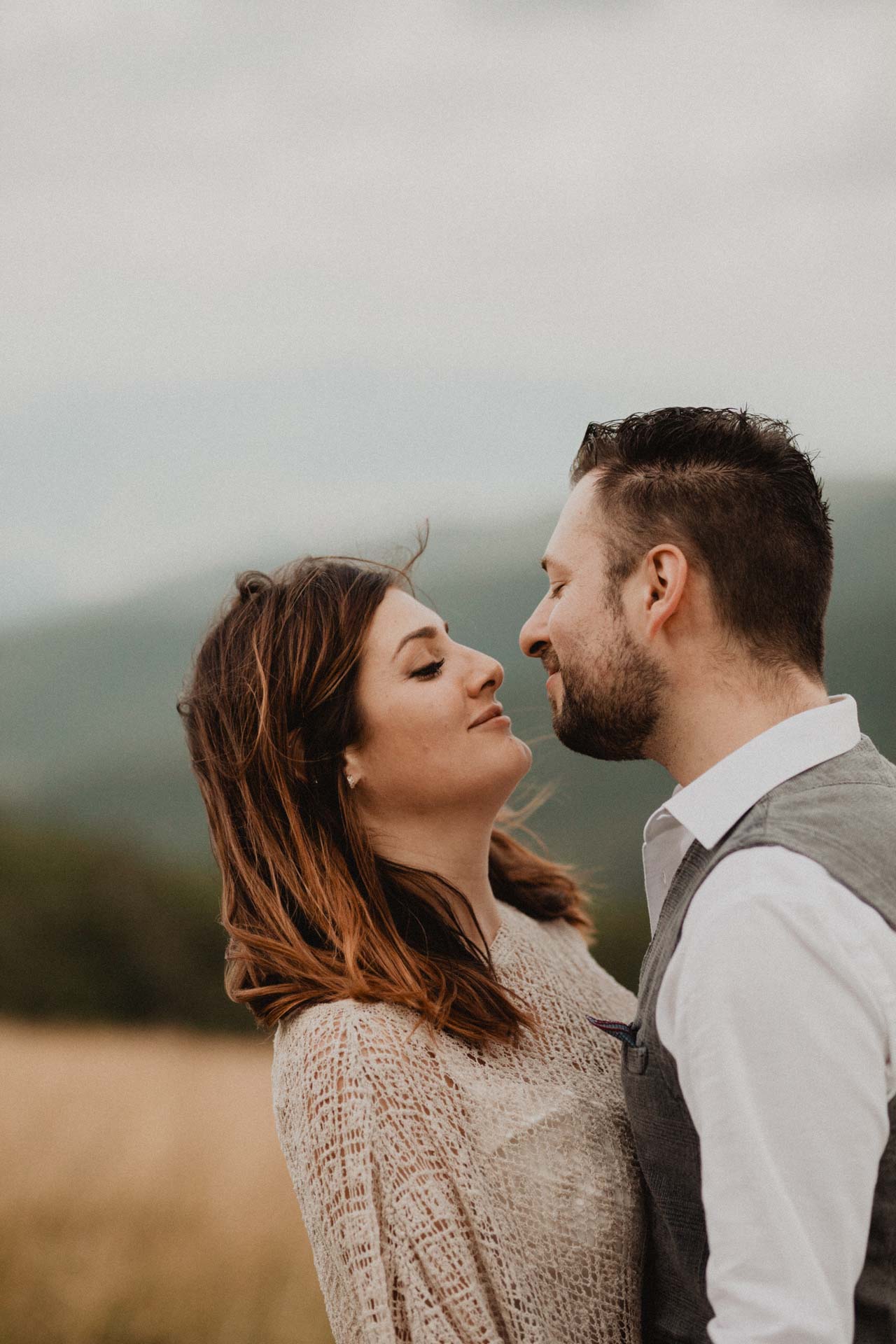 the unseen photography dreamy couple photo shoot in tuscany