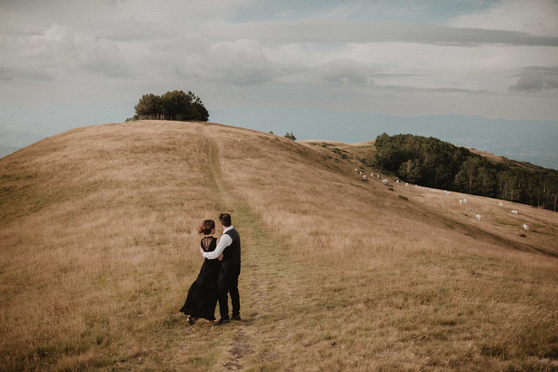 the unseen photography dreamy couple photo shoot in tuscany