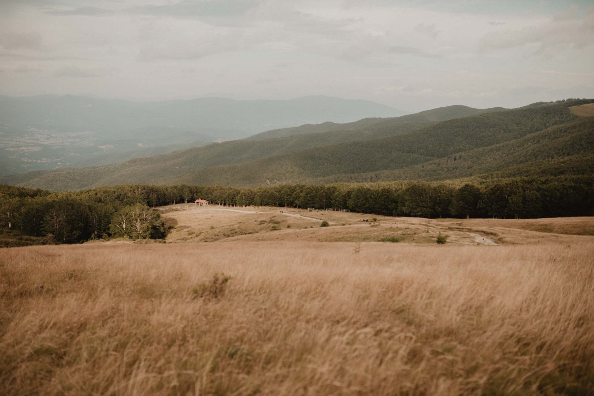 the unseen photography dreamy couple photo shoot in tuscany