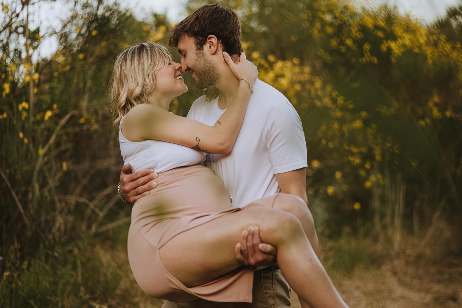 sunset maternity photo shoot tuscany