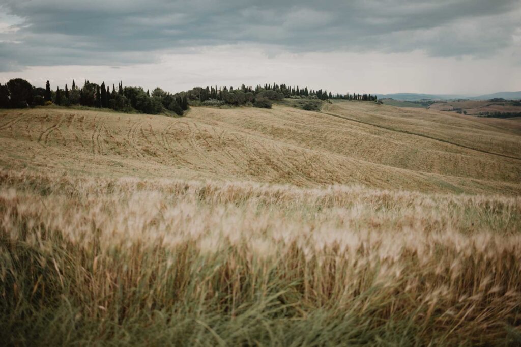 artistic intimate photo shoot in tuscany