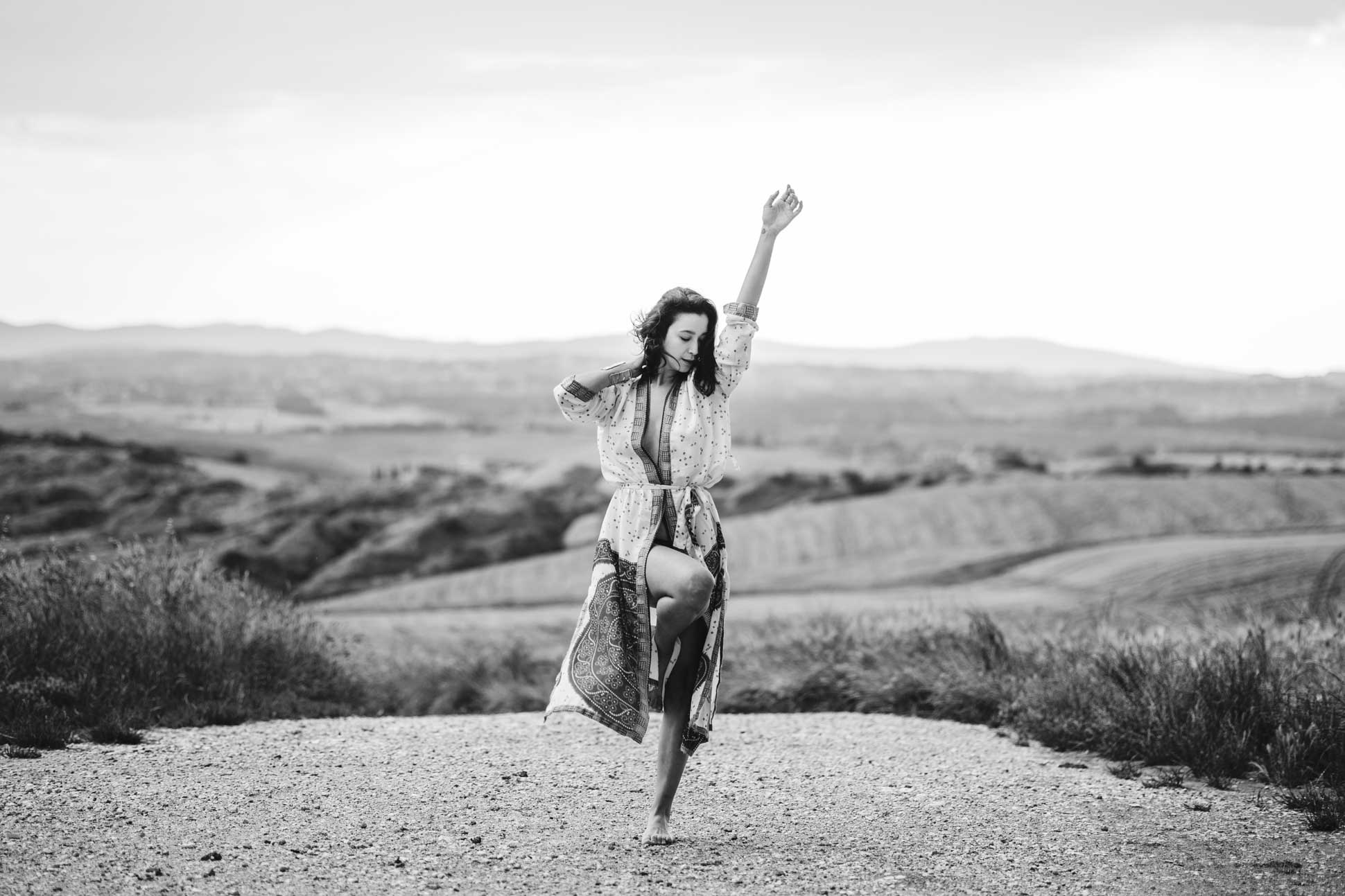 artistic intimate photo shoot in tuscany