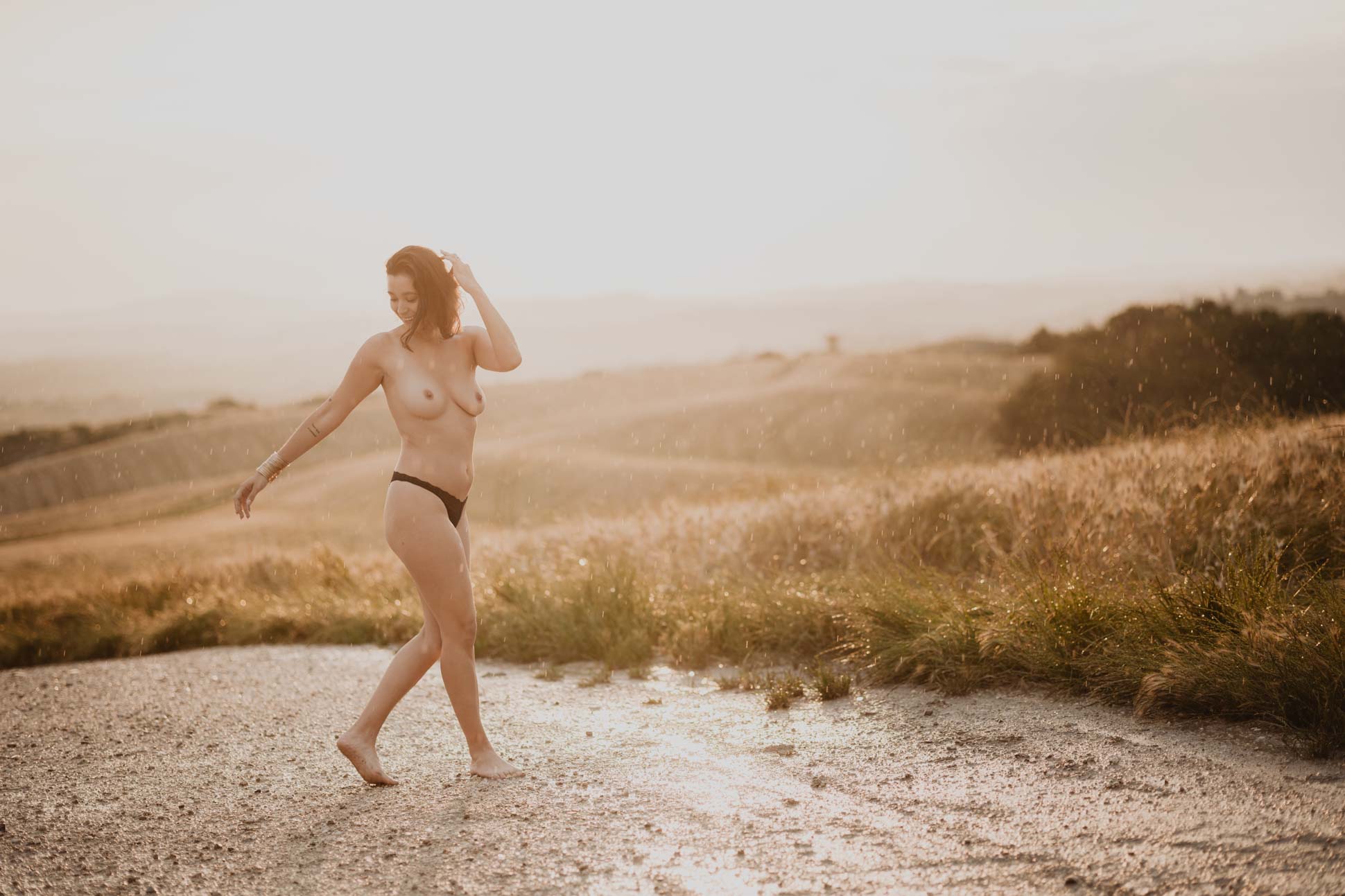 artistic intimate photo shoot in tuscany