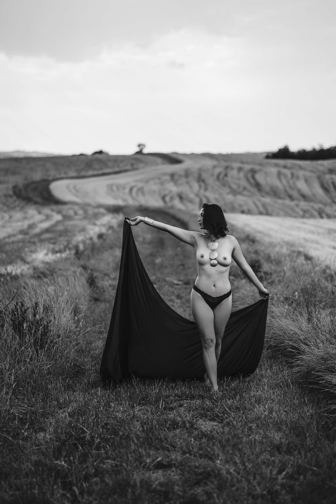 artistic intimate photo shoot in tuscany