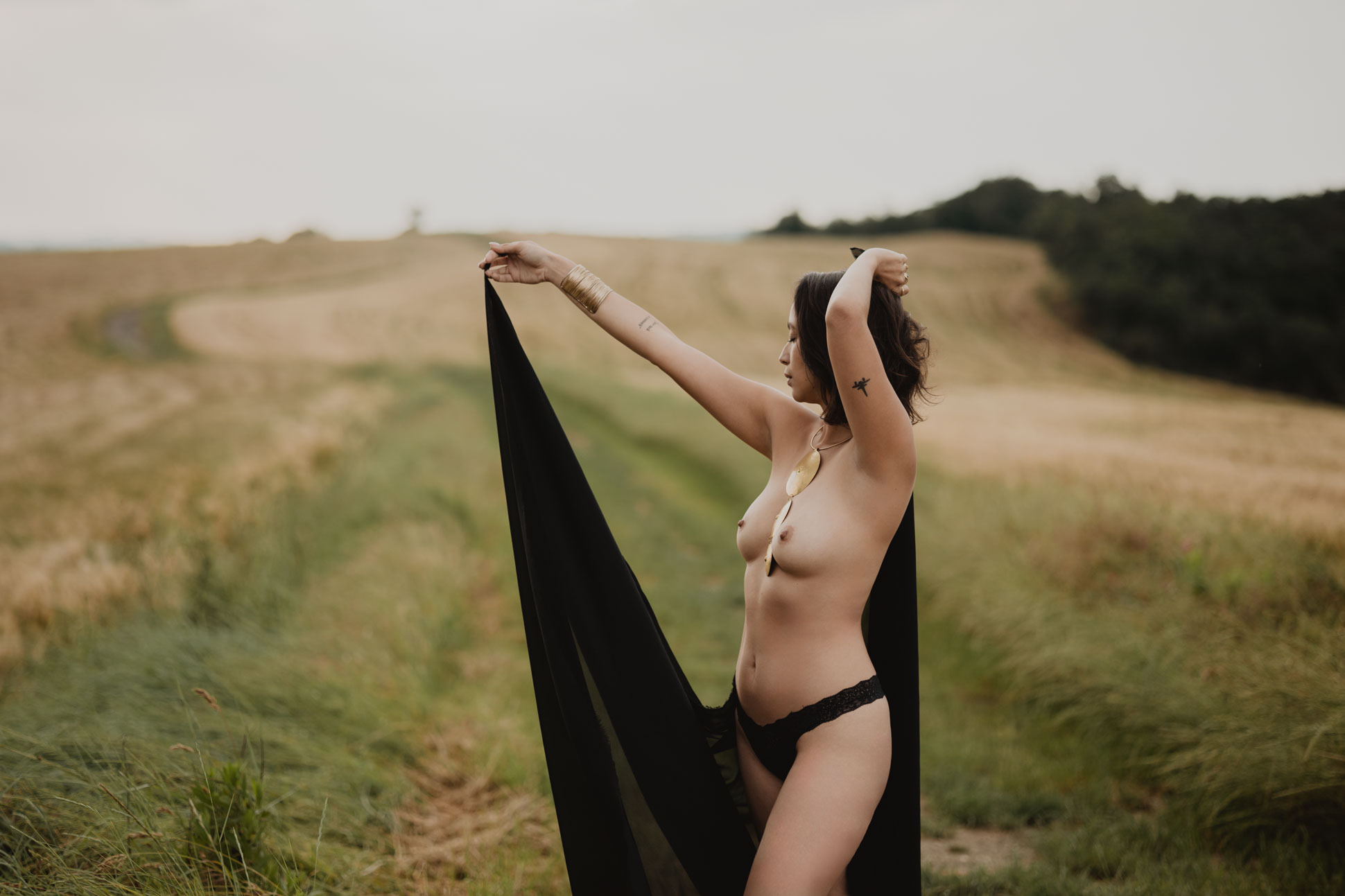 artistic intimate photo shoot in tuscany