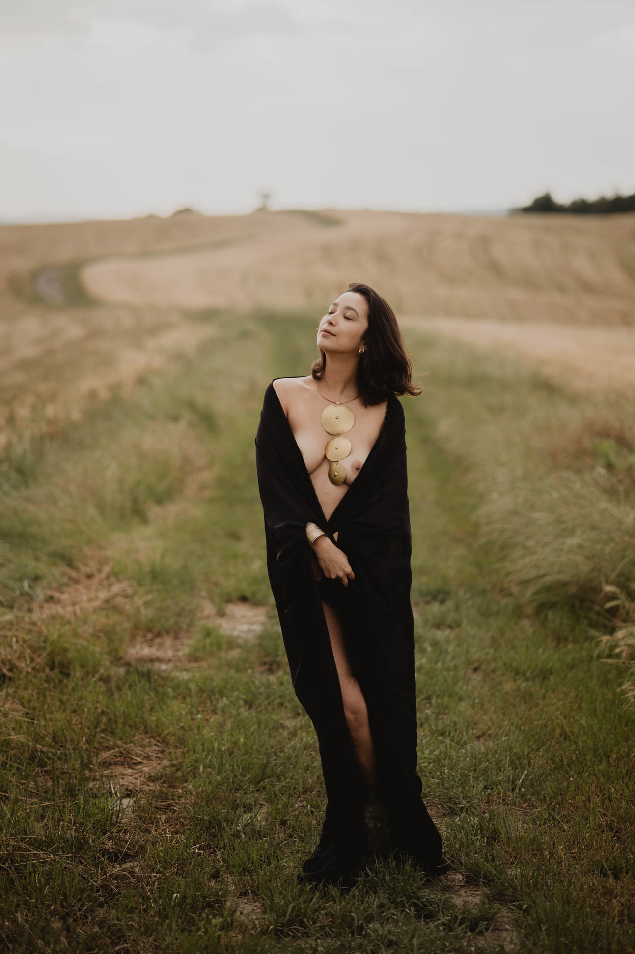 artistic intimate photo shoot in tuscany